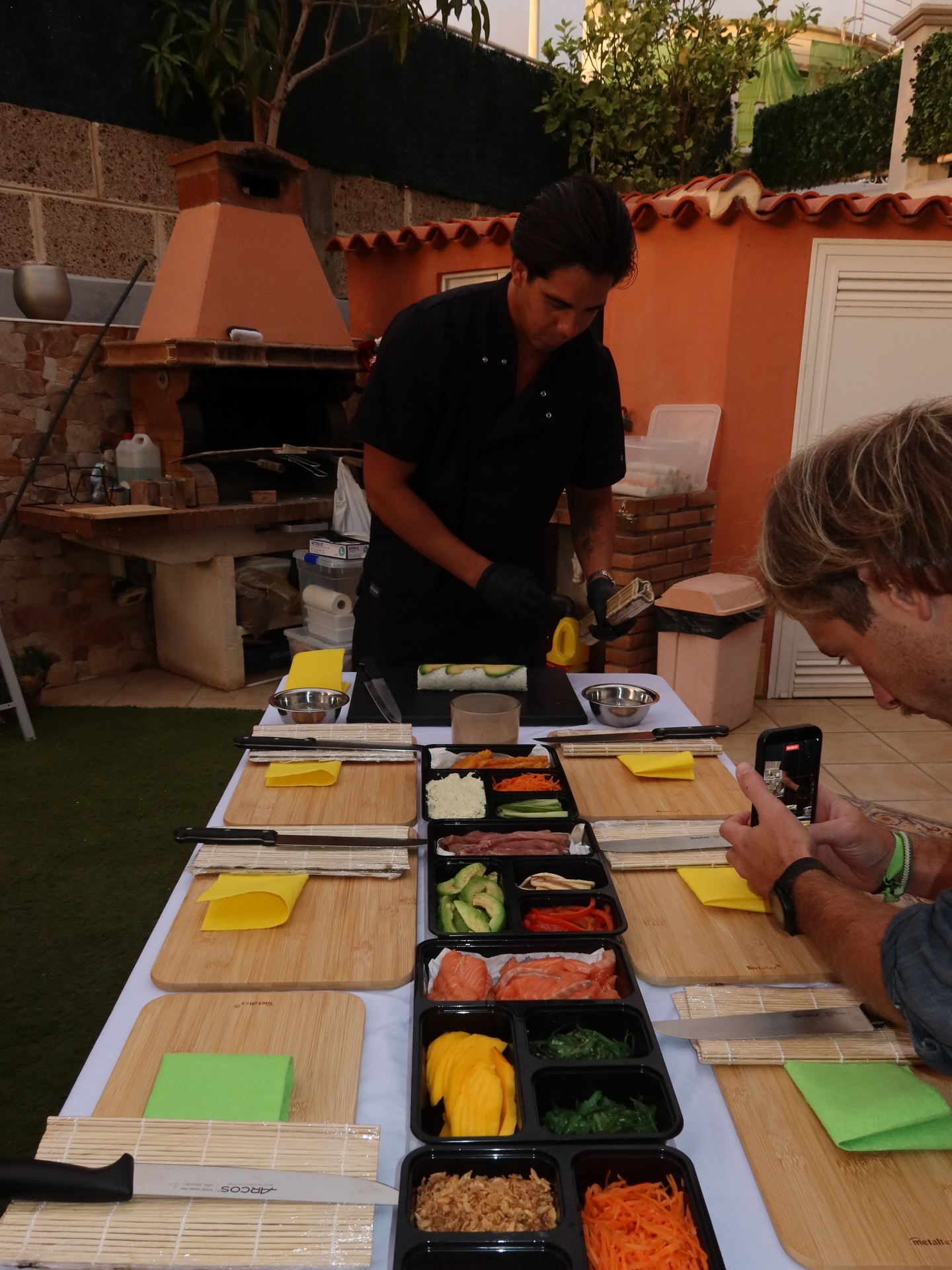 El chef preparando la estación